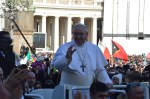Le Pape François saluant les fidèles (Place St Pierre)