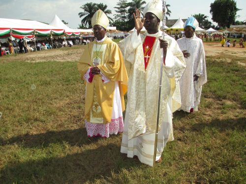 Mgr Georges bénit le Peuple de Dieu après son ordination épiscopale