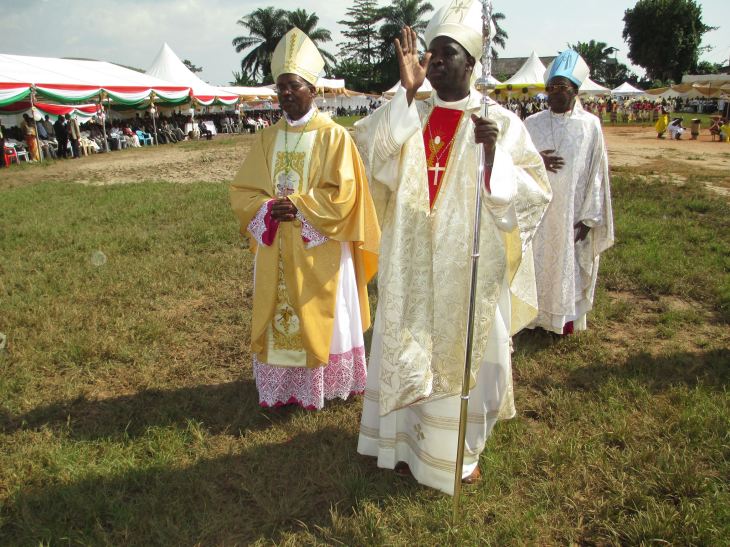 Mgr Georges bénit le Peuple de Dieu après son ordination épiscopale