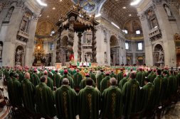 Dans la basilique ST Pierre. (Photo d'ANDREAS SOLARO / AFP)